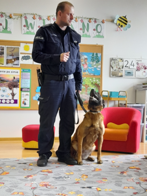Policyjny przewodnik psa razem z psem słuzbowym