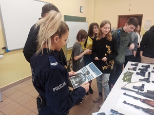 Policjantka promująca zawód policjanta