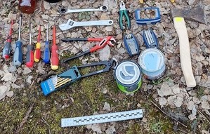 Odzyskane skradzione elektronarzędzia m.in. śruboktęry klucze hydrauliczne, siekiera