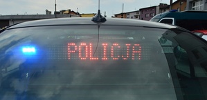 czerwony napis policja na szybie radiwozu