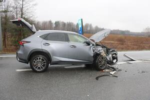 Zniszcony prwy bok leksusa