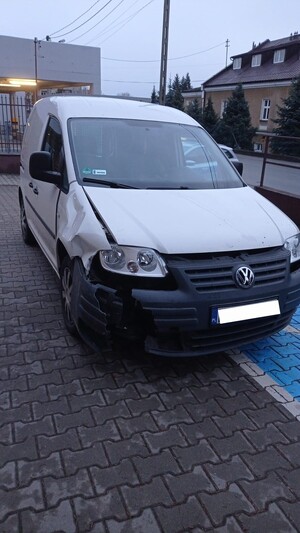 Samochód osobowy koloru białego. Pojazd posiada widoczne uszkodzenia