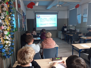 Policjantka prowadząca prelekcję z młodzieżą z klasy o profilu piłka nożna z ZSMS w Tarnowie