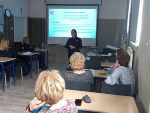 Policjantka prowadząca zajęcia dla nauczycieli z ZSMS w Tarnowie w temacie Moje prawa, moje granice...