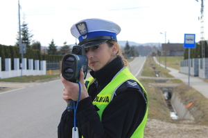 policjantka dokonująca kontroli prędkości