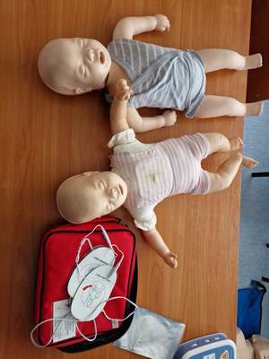 fantomy dzieci i AED na blacie