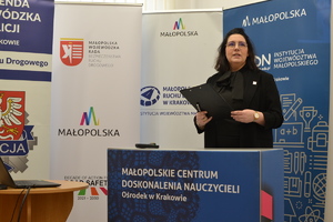 Sekretarz Małopolskiej Wojewódzkiej Rady Bezpieczeństwa Ruchu Drogowego prowadzi prelekcję