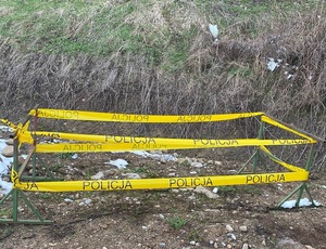miejsce znalezienia pocisku zabezpieczone żółtą taśmą z napisem policja