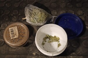 KPP Oświęcim. Zabezpieczony susz w woreczku, plastykowy pojemnik z suszem oraz kruszarka