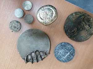 ujawnione monety oraz medaliony