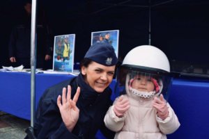 policjantka z dzieckiem