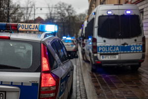 policyjne radiowozy stojące przy jednej z krakowskich ulic