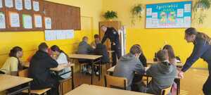 uczniowie wraz z pomoca policjantów rozwiązują pytania na temat praw człowieka