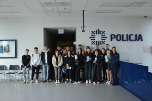 uczniowie na spotaniu w Komendzie Powiatowej Policji w Miechowie (1)