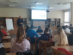 Prelekcja z klasą o profilu sportowym prowadzona przez policjanta z KWP w Krakowie