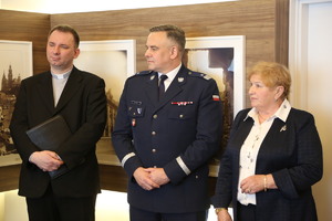 Kapelan małopolskiej policji z lewej, w środku komendant wojewódzki, z prawej strony prezes stowarzyszenia