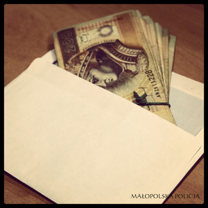 pieniądze wystające z koperty lezącej na stole