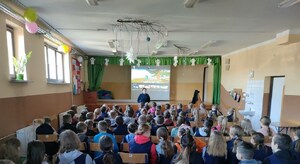 policjantka z uczniami podczas prelekcji