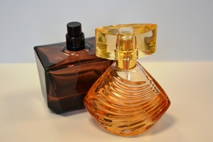 flakoniki z perfumami zdjęcie poglądowe