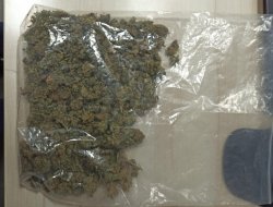 marihuana w foliowym worku położonym na stoliku