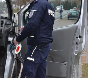 kontrola w ruchu: dostawczak, policjant stoi obok busa