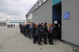 uczniowie klas mundurowych czekają na wejście do siedziby Oddziału Prewencji Policji w  Krakowie