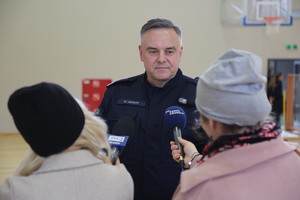 Policjanct udziela wywiadu dziennikarce z TVP3 i Radia  Kraków