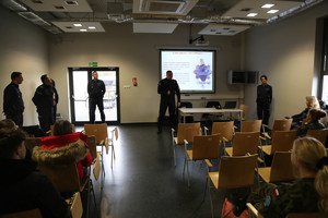spotkanie z sali wykładowej uczniów z policjantami KWP w Krakowie
