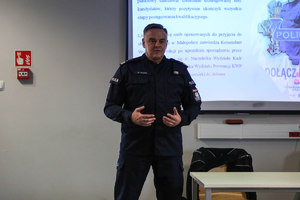 Komendant Wojewódzki Policji w Krakowie w sali wykładowej rozmawia z uczniami klas mundurowych