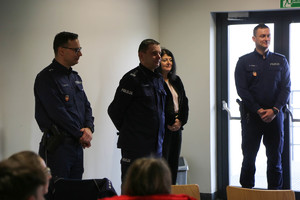 policjanci z KWP w Krakowie uczestniczący w spotkaniu z uczniami