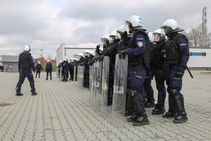 policjanci z Oddziału Prewencji Policji w Krakowie prezentują specjalnie przygotowany pokaz