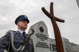 Policjant kompanii honorowej przy krzyżu pamieci