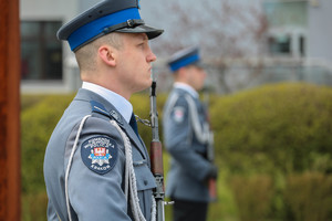 policjanci &quot;honorówki&quot; przy pomniku katyńskim
