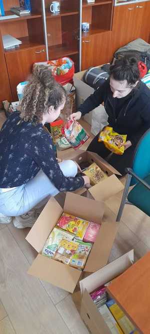 Młodzież pakująca sucha żywność do kartonów