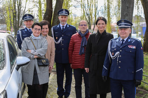 Członkowie stowarzyszenia oraz komendant Leśniak i naczelnik transportu
