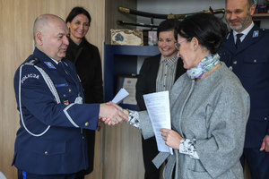 przekazanie papierów przez prezes stowarzyszenia i komendanta Leśniaka