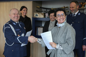 wspólne zdjęcie po podpisaniu darowizny