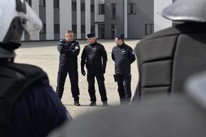 Komendant Wojewódzki wraz z Obserwatorami ze Sztabu KWP Kraków przed szykiem policjantów