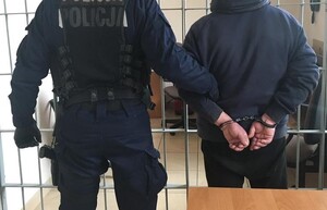 policjant i zatrzymany przed kratami