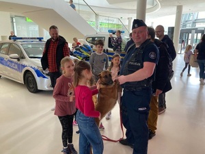 Policjant wraz z psem służbowym i dziećmi