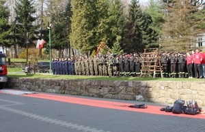 przedstawiciele klas mundurowych o różnych profilach stoją w rzędzie