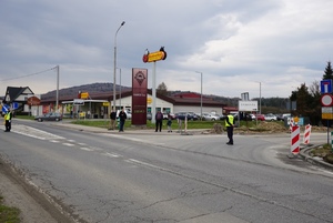 policjanci stojący na skrzyżowaniu do zakładu fabios i wstrzymujący ruch