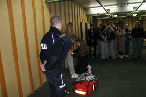 uczennice w trakcie ćwiczeń praktycznych z udzielania pierwszej pomocy