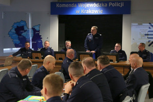 policjanci na spotkaniu roboczym na sali odpraw