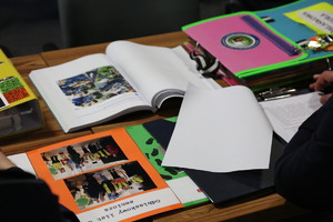 broszury, ulotki i ksiązki leżące na stoliku