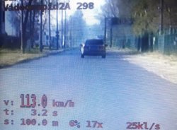 KPP Oświęcim. Zdjęcie z policyjnego videorejestratora kierowca przekracza prędkość