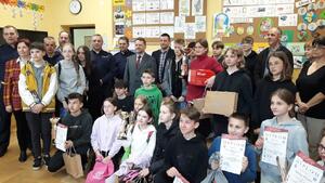 Wszyscy uczestnicy zawodów po wręczeniu nagród razem z organizatorami