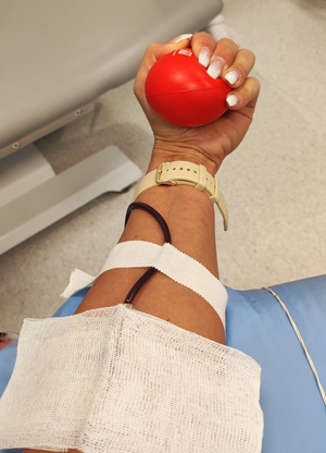 ręka kobieta oddająca krew