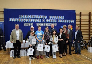 zwycięska drużyna w kategori młodszych dzieci z przedstawicielami instytucji