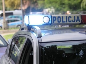 radiowóz na sygnale świetlnym